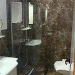 מלון Golden Hill 4*